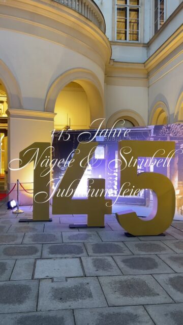 A night to remember… ✨
145 Jahre Nägele & Strubell – Wiener Hofparfümerie seit 1880 – ein Fest für alle MitarbeiterInnnen – ein Abend voller Emotionen, Erinnerungen und unvergesslicher Momente.
200 unglaubliche Menschen, geprägt von Teamgeist , Leidenschaft und Zusammenhalt feiern das Leben.
Und auch Dornbirn darf feiern 🥳 Besucht gerne die Filiale bei uns im Ländle und lasst euch verzaubern ✨