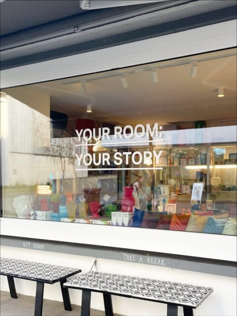 Der chick Room Pop-Up Store ist da! ✨
Von November bis Dezember 2025 öffnen Ivette Rosales & Martha Böhler ihre Türen in der Marktstraße 42.
Kommt vorbei und entdeckt exklusive Möbel, Deko-Arktikel und vieles mehr! 🛍️