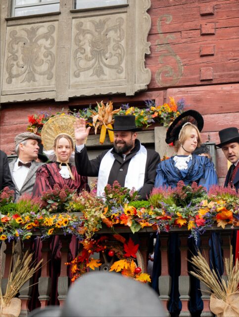 Was für ein Tag! 🧣✨
Der 48. Martinimarkt hat die Innenstadt wieder in nostalgischen Glanz getaucht – mit „Lüt im alto Häß“, Musik, Riebel und ganz viel guter Stimmung.
Danke an alle, die dabei waren und diesen Tag so besonders gemacht haben! 💛