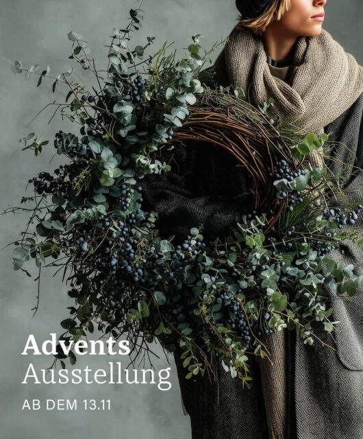 Adventsausstellung im Dada
Ab 13. November ✨
Die Adventszeit kommt leise. Wir öffnen den Raum für Kränze, Floristik und feine Dinge. Ein Ort, an dem die Zeit langsamer wird. Man sieht. Man spürt. Man findet. Nimm mit, was dich begleitet. Oder wir fertigen es für dich. Wir sind die ganze Adventszeit für dich da. Willkommen im DADA.