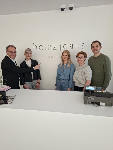 Unsere Werbegemeinschaft wächst weiter 🤍
Mit @heinzjeans.dornbirn zieht ein bekanntes Modegeschäft neu in die Marktstraße 12a.
Ab 2. März 2026 geöffnet –
inklusive Eröffnungsaktion mit –10 % in der ersten Woche ✨