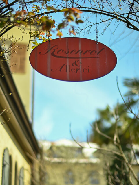 Der Frühling naht mit Riesenschritten. Nach einer kurzen Winterruhe sind Rosenrot & Allerlei ab sofort wieder gerne und voller Energie für Euch da.

Anfragen bzw. Termine in Sachen Gestaltungen für Terrassen, Gärten, Hauseingänge etc. oder sonstige Anfragen zu den Objekten rund ums Rosenrot können jederzeit per Mail unter rosenrot-dornbirn@gmx.at oder telefonisch unter 0699/11766630 mit Markus oder per WhatsApp-Nachricht an Günther unter 0664/8484314 gestellt und vereinbart werden.