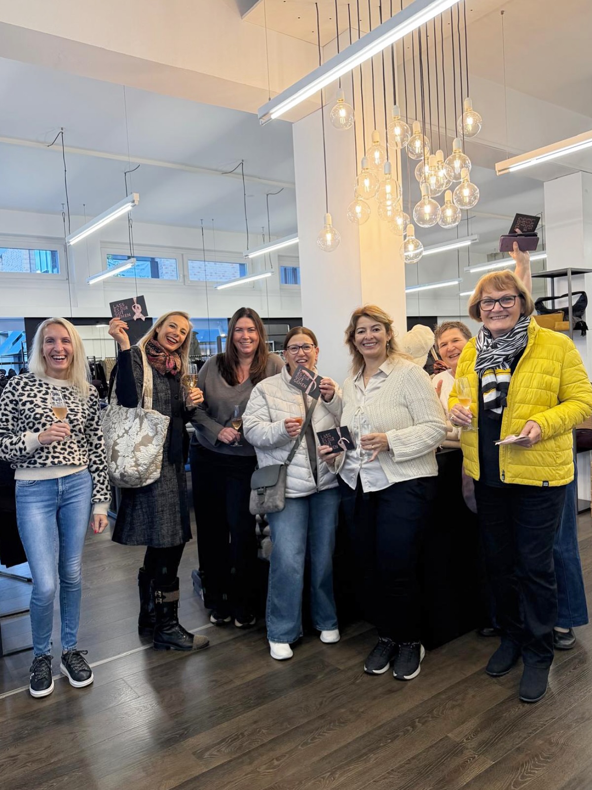 🍂 Der Goldene Herbst hat Gewinner:innen!
Beim Goldenen Herbst Gewinnspiel wurden insgesamt 5.000 € verlost. Wir gratulieren allen Gewinner:innen ganz herzlich und bedanken uns bei allen, die mitgemacht und mit ihrem Einkauf den Dornbirner Handel unterstützt haben! 🧡
Die Gewinnerlose wurden gezogen bei:
@saltuari.massage.wellness
@marenda_brotkultur
@kronedornbirn
@marionnaud_at
@paterno_buerowelt